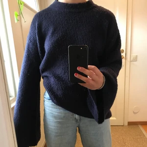 Stickad tröja - Säljer min lite oversized mörkblå stickade tröja från nakd! Sparsamt använd och asmysig, inte alls stickig😌💙🌟