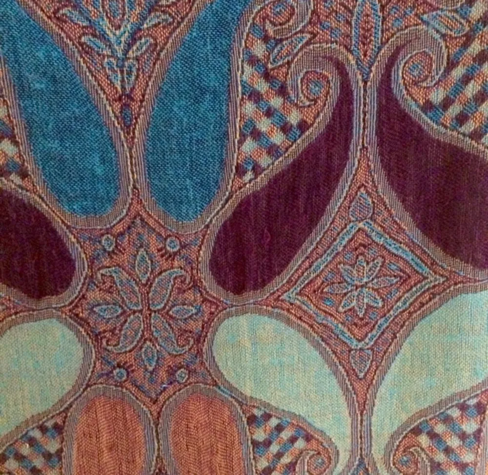 Underbar mönstrad sjal från Florence, Italien. 70cm bred, 165cm lång. Accessoarer.