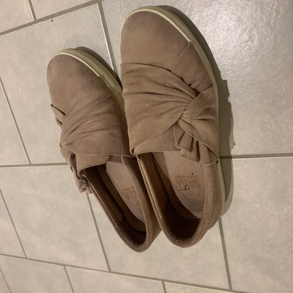 Ett par gammel rosa/beigea skor som inte används längre. Inga skador på skorna men är använda. Säljer först till kvarn men frakten står man själv för. Skor.
