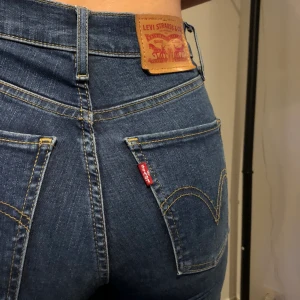 Levis jeans - Nästan oanvända, väldigt bra skick