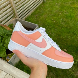 Nike air force - Jag tar nu emot beställningar av custom designade Nike air force! Du kan välja själv vilken design du har, samt vilken storlek du behöver. Skorna är helt nya och jag använder mig av den bästa färgen på marknaden. Hör av dig om du har några frågor💓💓