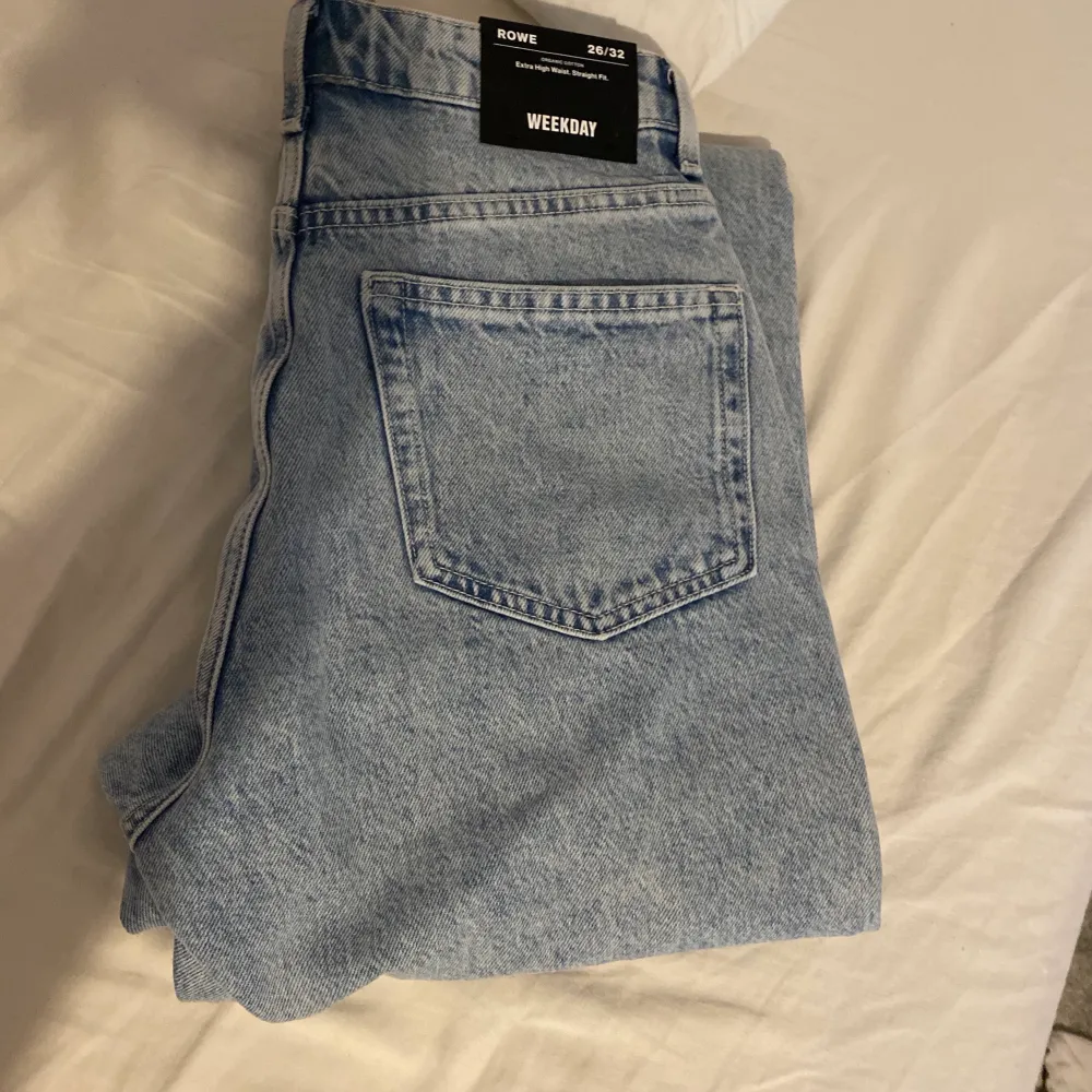 Säljer ett par ljusblåa raka jeans från weekday i modellen rowe. Helt oanvända i strl 26/32. Köparen står för frakten. Väldigt efterfrågade o slut i många storlekar. ( Svårt o se färgen på bilden men den heter aqua fresh!). Farkut & Housut.