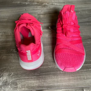 Helt nya puma skor rosa - Helt nya pumpa 