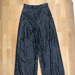 Glittriga byxor  - Väldigt fina glittriga vida byxor! Passar super till fester eller andra tillställningar, eller varför inte ett par tidiga nyårs-byxor?🥳 Använda 1 gång,säljer då dem är för små till mig.  Om ni har frågor eller funderingar så hör av er!  Frakt tillkommer! 