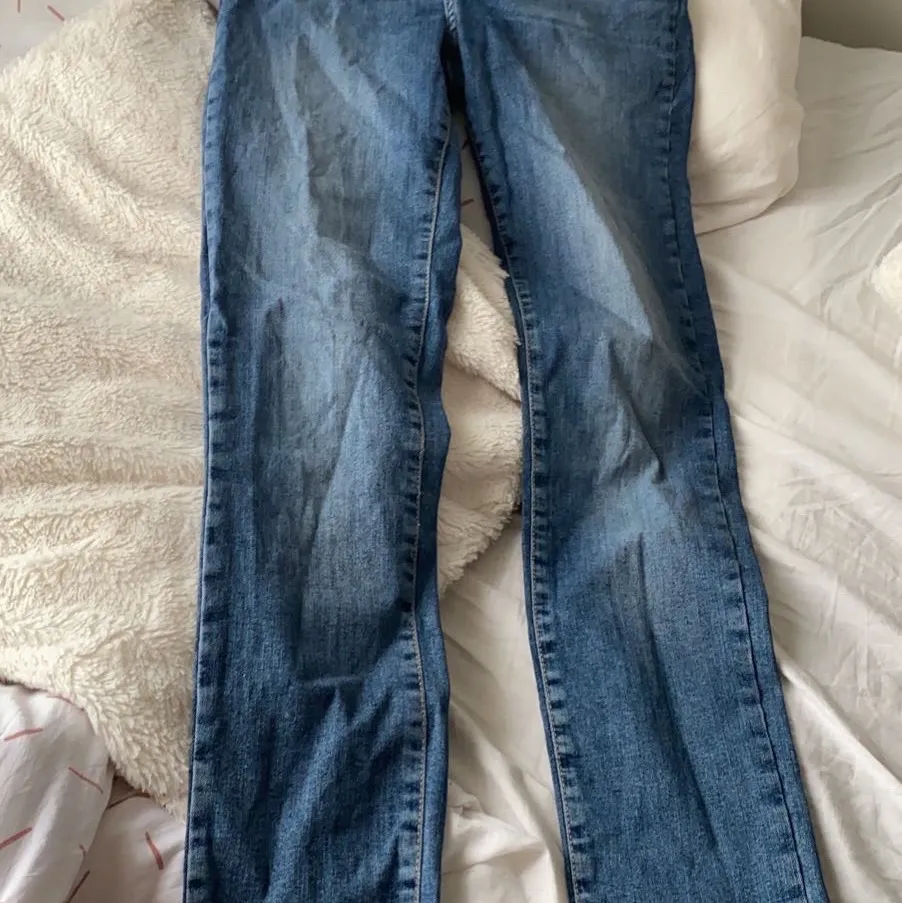 Säljer dessa jeans från bikbok. Dom är köpta för 500. Budet börjar på 199kr. Jeans & Byxor.