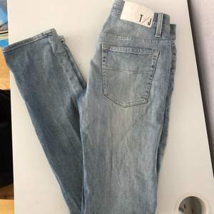 Ljusblå jeans från Tiger Of Sweden. ”Style Skinny”. De är rätt gamla då jag ärvt dem av min syster men de är i väldigt bra skick!
