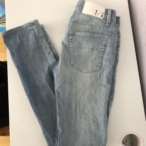  - Ljusblå jeans från Tiger Of Sweden. ”Style Skinny”. De är rätt gamla då jag ärvt dem av min syster men de är i väldigt bra skick!