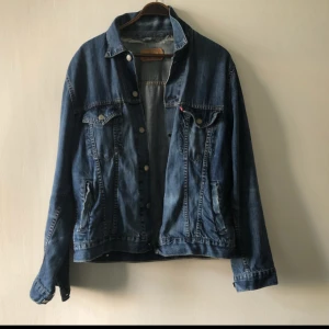  - Supersnyggt sliten Levis Jeansjacka. Ganska stor i modellen. Hämtas i Uppsala eller skickas spårbart för  95 SEK 