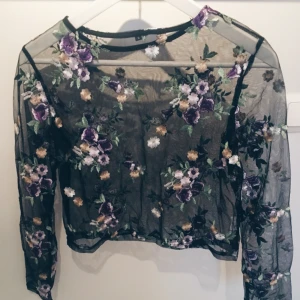  - Långärmad meshtröja med blommor. Är en storlek L men jag skulle snarare säga att den passar till någon med storlek M/S.