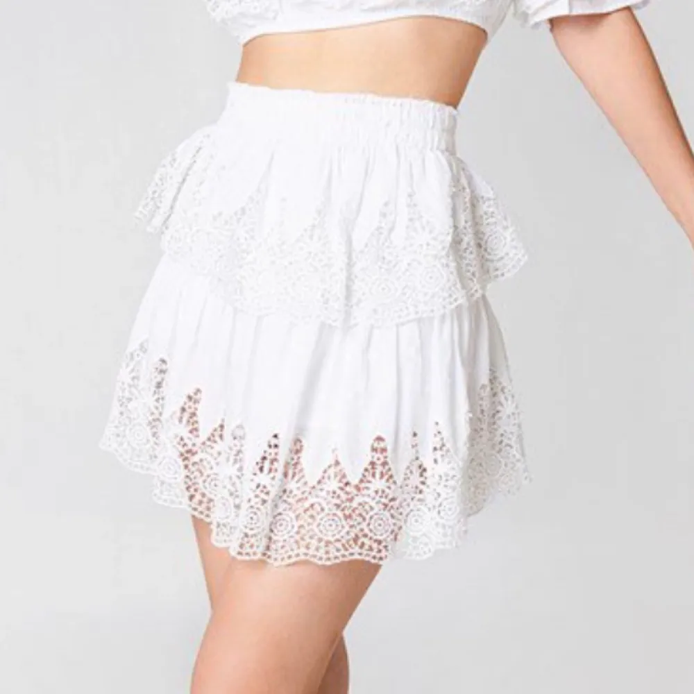 Säljer denna superfina kjol från Linn Ahlborgs kollektion med na-kd då den tyvärr inte kommer till användning! Storlek 34. Kjolar.