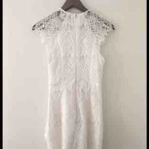  - Superfin vit spetsklänning från Xenia.com. Den har lite strech och sitter så fint! Har en liten drapering nertill. Storlek S. Fraktar helst! 