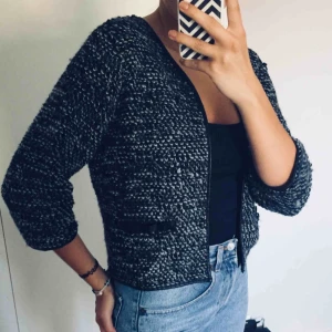  - Superfin stickad kofta med fickor💓 Strl L men passar också M, frakt 25kr