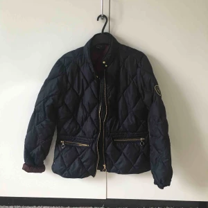  - Snygg höst jacka mörkblå , ny pris 600 användt 1 gång 