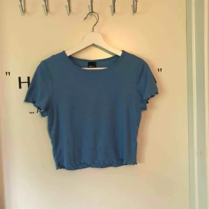  - Ganska basic t-shirt med ”mönstrat” tyg