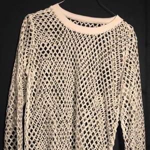 Vit långärmad fish-net tröja från Monki i normalt begagnat skick nypris 200kr