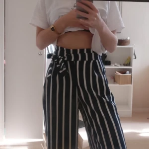  - Storlek xs men med resår och vida ben, så är man t ex M vid låren men har smal midja så funkar dom nog! Mörkblåvitrandiga byxor från zara som är så mjuka och sköna, faller fint! 