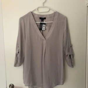  - Fin blus i färgen ”taupe” från Primark. Aldrig använd med prislapp kvar. 