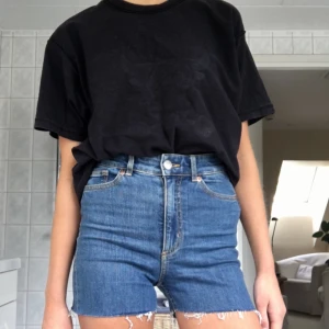  - Jeans från Monki som jag har klippt av till jeansshorts 