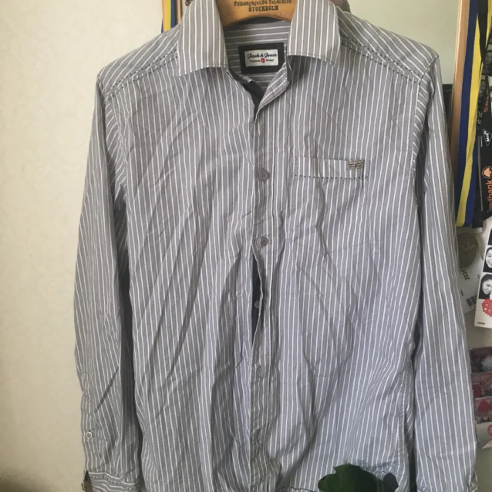 Skitsnygg grårandig skjorta från Jack&Jones vintage, sjukt lätt att styla! Två knappar är dock lösa men kan enkelt sys fast. Frakt tillkommer . Skjortor.