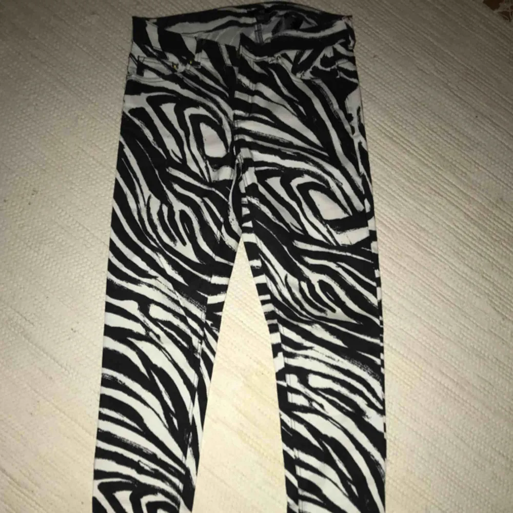 Zebra-byxor i stretchigt material. Tight modell. Med fickor på baksidan. Frakt tillkommer men pris kan diskuteras vid snabb affär. Jeans & Byxor.