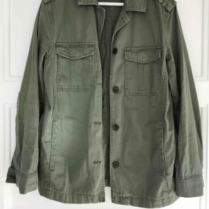  - Jacka från H&M i fint skick som passar till typ allt