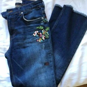  - Ett par blåa ankeljeans från Zara med snygga blomdetaljer.  Byxorna är i storlek 34 eller XS och har endast använts två gånger. 