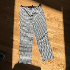  - Svinsnygga rutiga byxor som sitter helt rakt!  Stl 38. 🍒 30kr frakten 