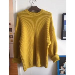  - Fin gul stickad ulltröja från Weekday. Storlek är S, men den är stor i storleken så den passar utmärkt på en M.  Inköpspris: 600   Köparen står för frakt :)  