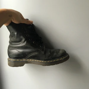  - Mina UNDERBARA docs :( de har 2 små hål i ena skon (inget av hålen går rakt genom skon dock så inget vatten som läcker in). Utöver det är de bara sliten med hälsan. Om du är snabb så kan vi diskutera priset. Frakt: 100 kr. xoxoxo