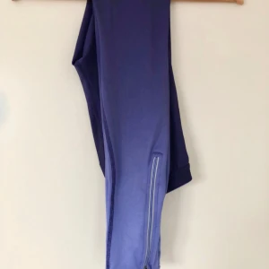  - Ombre träningstights sparsamt använt så de är i bra skick. Tyget är väldigt strechigt så passar även M-L. Kan mötas upp i Södertälje eller posta om du står för frakten.  Kolla gärna mina andra annonser. :)