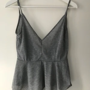  - Crop top med v-ringad rygg. Tunt, fint tyg och har prislappen kvar. 100% Polyester. 3 för 2 på alla annonser.