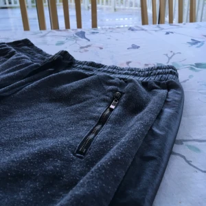  - Mjukisbyxor med fejkläder på sidorna. Från en privat liten butik i en håla i Dalarna. Inköpspris 400 så en nolla mindre i pris. Använda några gånger men ett par år på nacken! 😊 Frakt tillkommer