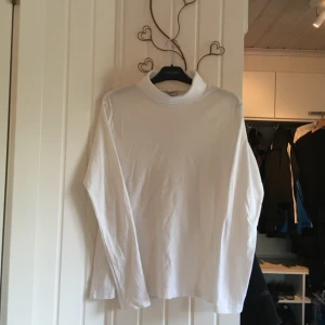  - Kärt plagg men växt ur den, fin att ha under skjortor eller som den är. Frakt tillkommer 😊