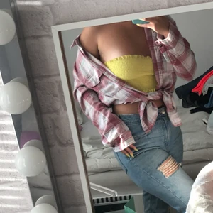  - En rutig skjorta inköpt på hollister i strl L. Den är oversized och jättefin att ha knuten och en fin bralette eller tubtopp under. Näst intill oanvänd. 🎉😺