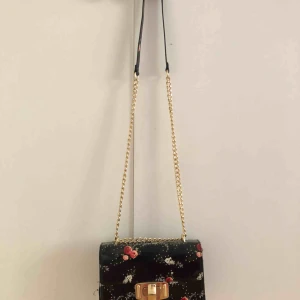  - Jättefin väska från Zara. Använd ett fåtal gånger. < Endast Swish >