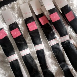  - Håret på slingorna är 60cm långt och paketet innehåller totalt 25 gram äkta hår. Paketet innehåller: 25 gram äkta hår uppdelat på 25 stycken löshårsslingor.  4 paket = 100 slingor 700kr, kan postas