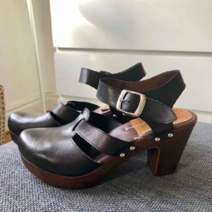  - Fint skick!  Mycket sköna klackskor med läderband. 