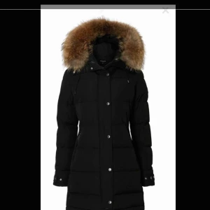  - Säljer min hollies subway jacka i strl 34. (Xs) men passar även en S bra! Den är i nyskick knappt använd, nypris 4500kr Om du är intresserad av jackan kan du få mer bilder på den!💕 Äkta päls!