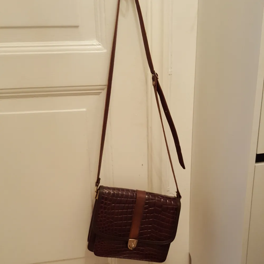 Läderväska med brunt skinn i vintage . Väskor.