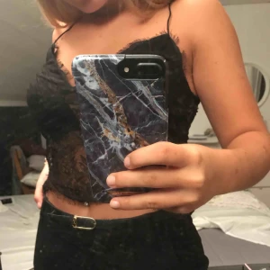  - Jättefin spetstopp i superbra skick! Helsvart med spets runt bysten & resten bara spets