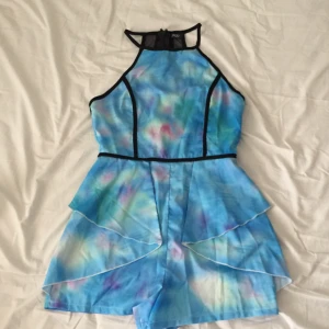  - Playsuit i nyskick, härlig blå färg.  Pris exkl. frakt om skickas. 
