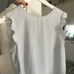  - Fint ljusblå topp från Stockh LM i storlek 36 