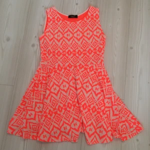  - Klänningen är mjukt material och är i mycket gott skick. Kan mötts upp i Uppsala eller fraktas. Fraktkostnad tillkommer.