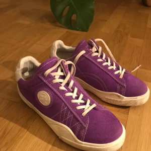  - Eytys wave i färgen lila. Säljs inte längre så pass på :) använd ett fåtal gånger 