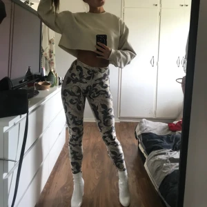  - Fanny Lyckman for NLY. Beige leggings i stl XS. :) Köparen står för frakten!