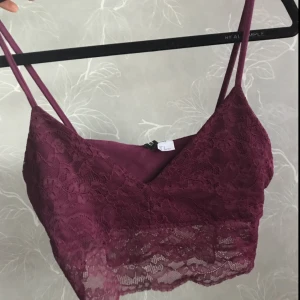  - Lila / vinröd spets croptop linne / bralette. Använd endast 1 gång så väldigt bra skick. Köpare står för frakt. 