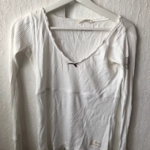  - Oanvänd odd Molly tröja, inköpt för ca 700kr. Frakt tillkommer och pris kan diskuteras!