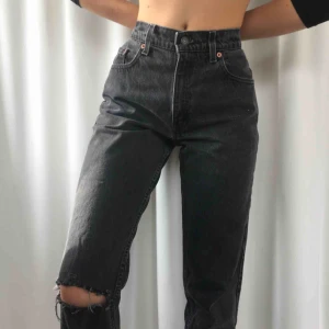  - Svinsnygga levisjeans med hål på ena knät. Hon på bilden är ca 170 cm och de passar henne i längden. Köparen står för frakt, kan mötas upp i Sthlm. 💋