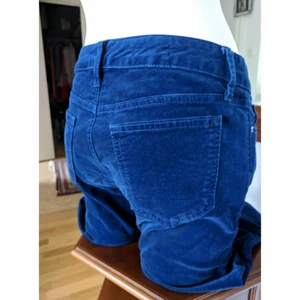  - Gap byxor i sammetsblå färg, jätte fina och i bra skick. Always skinny fit. 77% bomull 23% polyester De är för stora för mig.   Priset inkl frakt. 