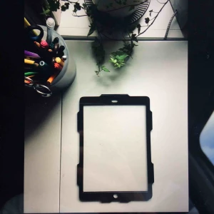  - Skärmskydd till iPad! Ett väldigt användbart skärmskydd till iPad air 2 (passar även till andra iPads som tex den lilla iPad pro. Skyddet är använt ca 1 år, men funkar lika bra ändå! Den är även lite repig. Jag har tyvärr inte "baksidan".